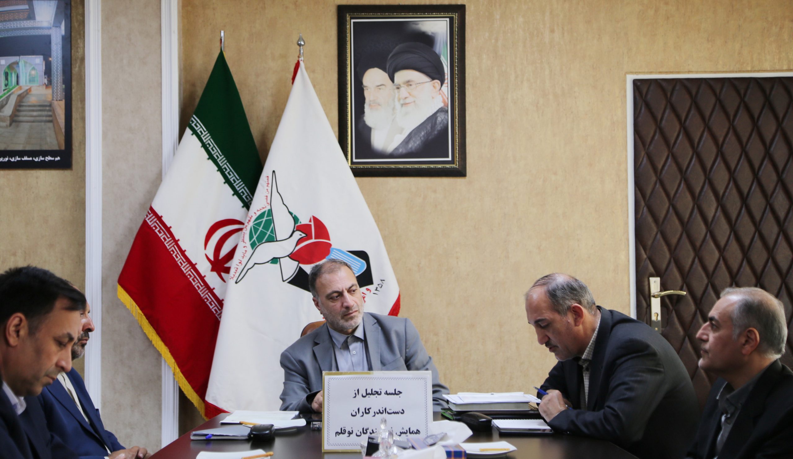 گزارش تصویری مراسم تجلیل از دست اندرکاران همایش نویسندگان نوقلم حوزۀ ایثار و شهادت در تبریز