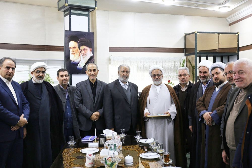 با حضور پیشکسوتان قرآنی استان، مدیرکل آموزش و پرورش آذربایجان شرقی بعنوان عضو فعال جلسات تفسیر قرآنی تقدیر شد