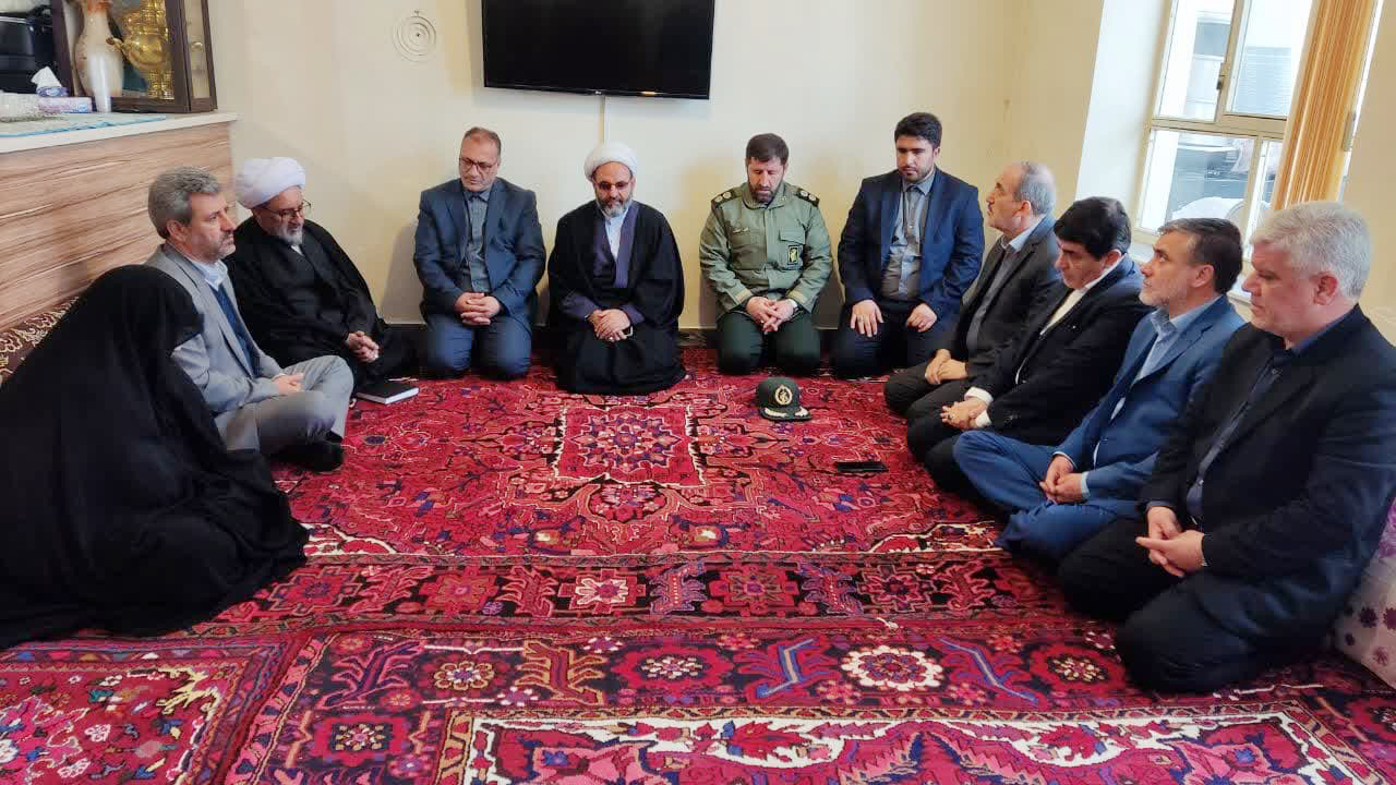 ​​​​​​​دیدار مدیرکل بنیاد آذربایجان شرقی با خانوادۀ شهیدان «حاجی زاده» در ورزقان