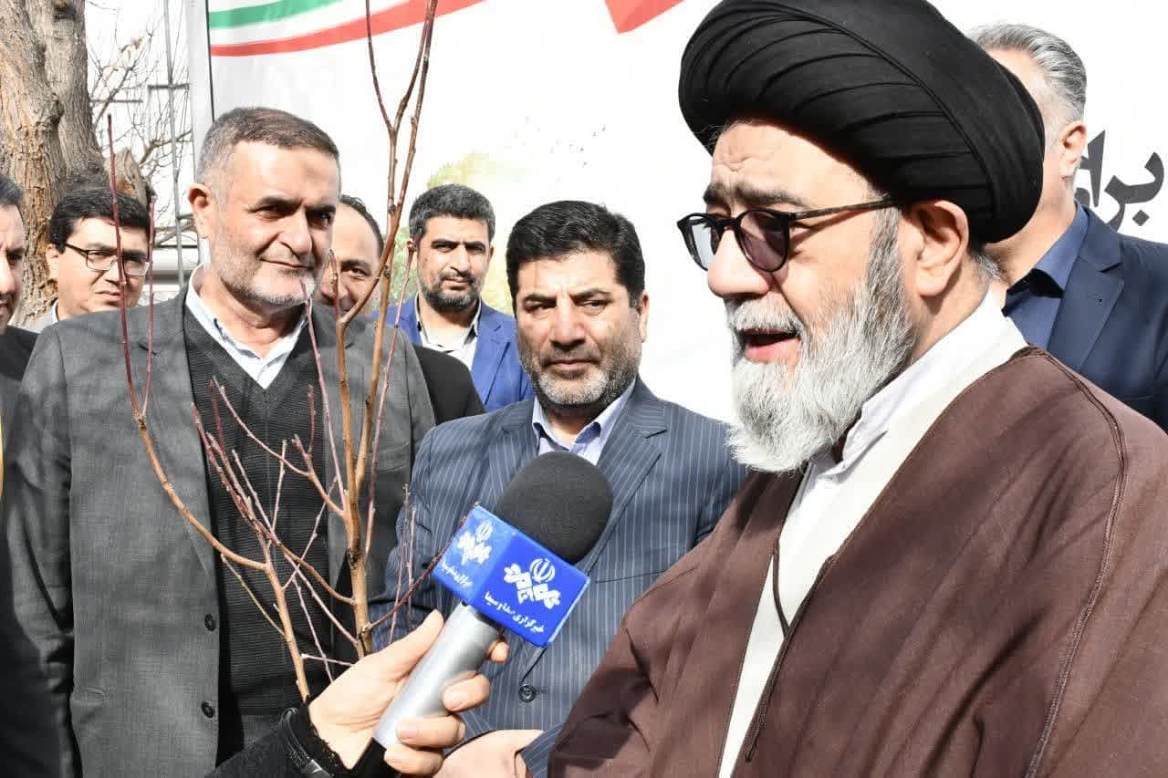 غرس نهال توسط نماینده ولی فقیه در آذربایجان شرقی