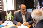 بوسه فرماندار بر دستان استاد پیشکسوت دانشگاه تبریز