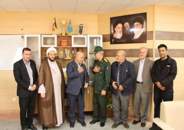 تجلیل فرماندهی وشواری حوزه یک بسیج کارمندان شهید آیت اله مدنی تبریزازمدیرکل بنیاد مسکن انقلاب اسلامی استان.