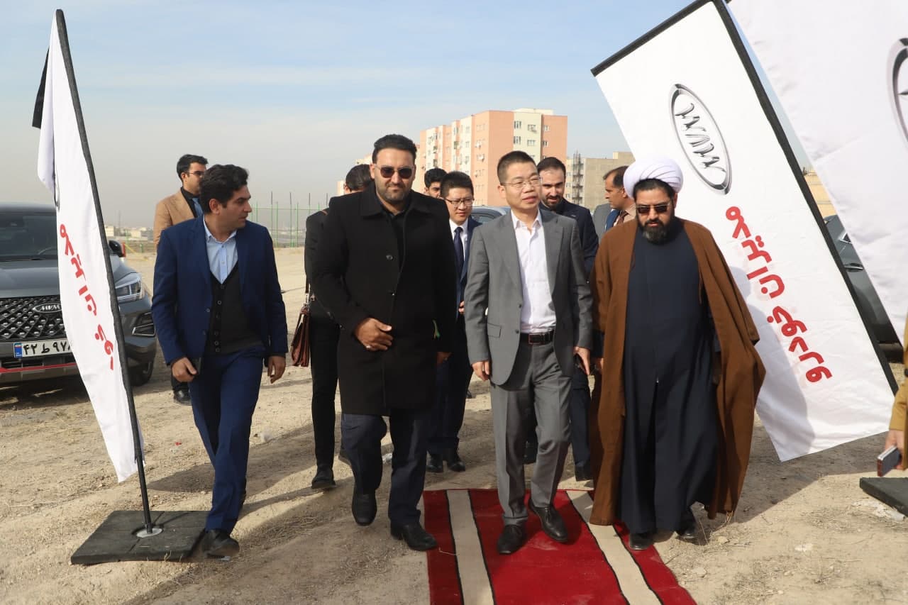 کلنگ مدرسه ۱۲ کلاسه مدیران خودرو بر زمین زده شد