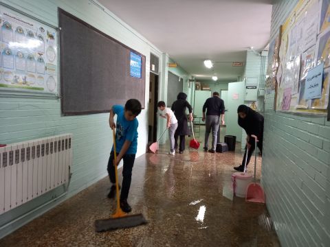 وقتی پدر و مادرها و دانش‌آموزان پای کار مدرسه می‌آیند
