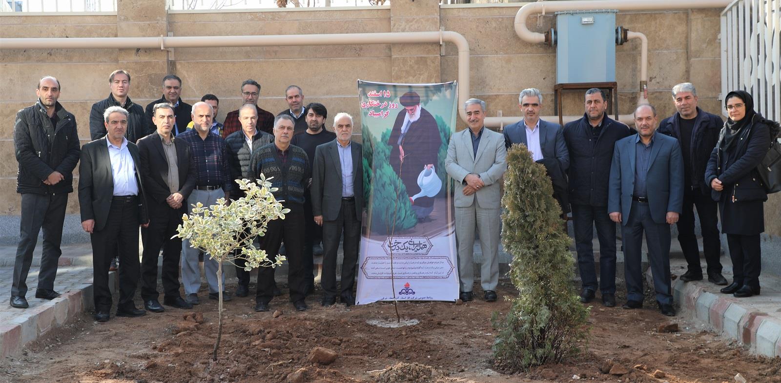 کاشت ۵۰ اصله درخت در شرکت گاز استان آذربایجان شرقی همزمان با روز درختکاری