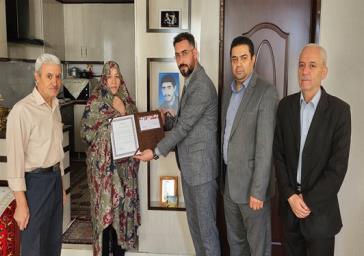 دیدار شهردار ناحیه دو منطقه یک با خانواده شهید والامقام مجید صمدی شهرک