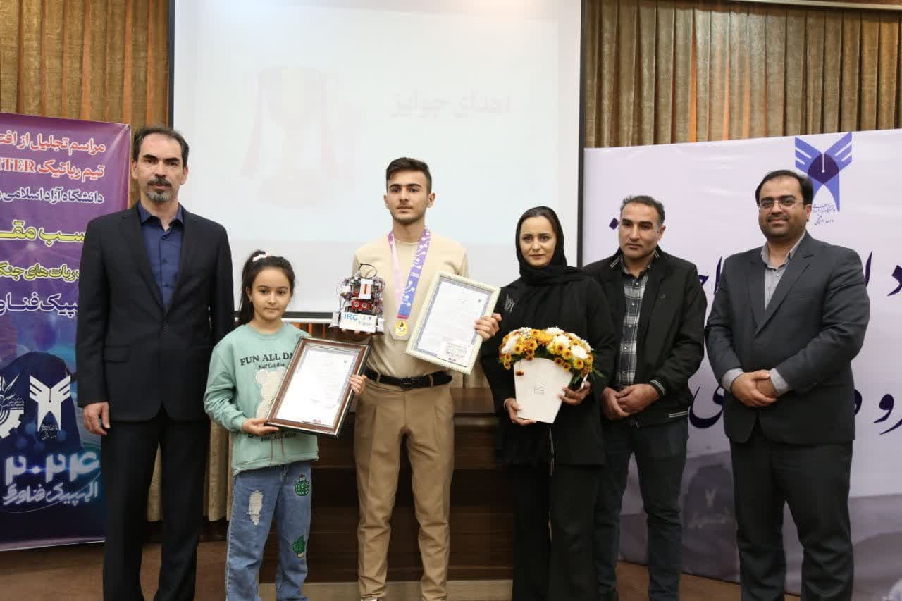 به همت دانشگاه آزاد ایلخچی/ تجلیل از فناوران برتر تیم رباتیک IRCFIGHTER