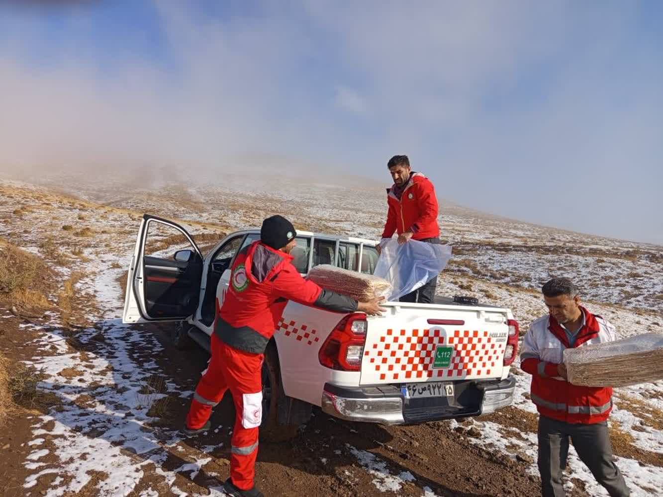 امدادرسانی به عشایر گرفتار در برف سنگین هریس در آخرین روزهای تابستان