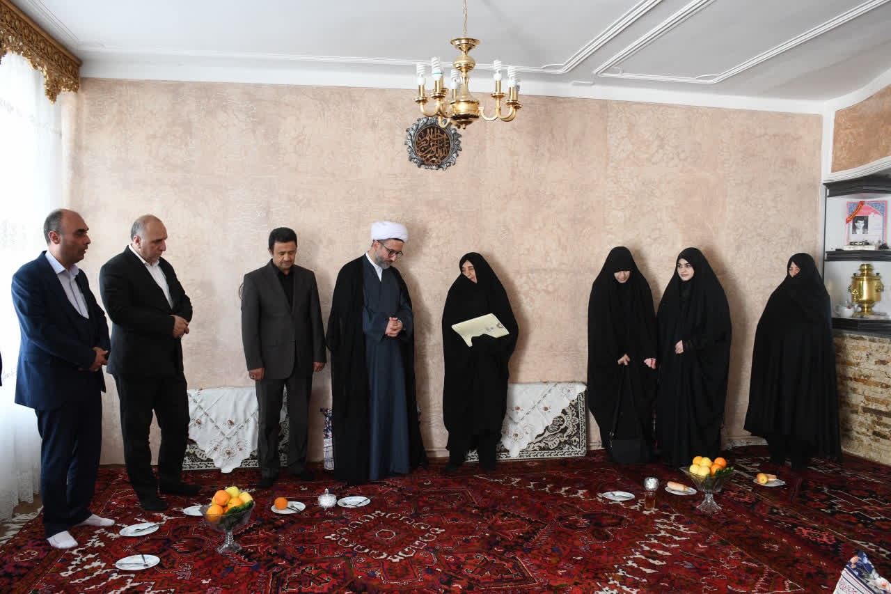 تداوم دیدار رئیس دانشگاه تبریز و رئیس نهاد رهبری با خانواده شهیدان جنگ رمضان