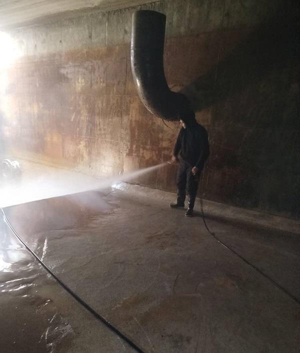 شست و شوی مخزن زون ۳ تصفیه خانه آب شهرستان اهر در راستای ارتقای کیفیت آب شرب
